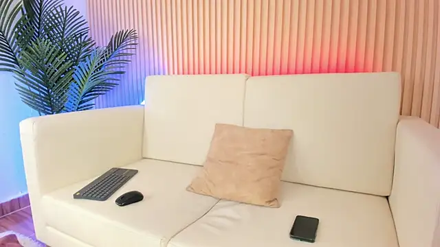 Brunette  boy online show from 10/04/25, 03:48