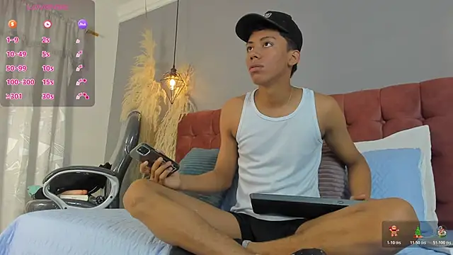 Brunette  boy online show from 12/14/25, 03:34