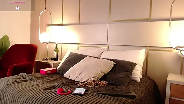 Lina Montclair online show from 11/06/25, 07:15