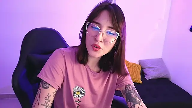 Snapshot of Yulienneg chatting on 11/20/25, 03:39 Yulienneg online show from 11/20/25, 03:39