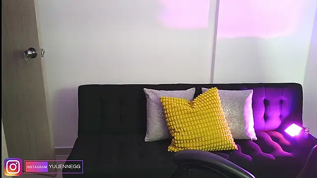 Snapshot of Yulienneg chatting on 11/23/25, 12:32 Yulienneg online show from 11/23/25, 12:32