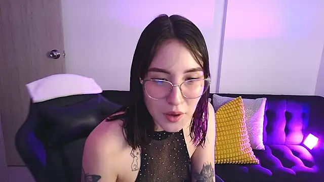 Snapshot of Yulienneg chatting on 11/30/25, 01:53 Yulienneg online show from 11/30/25, 01:53