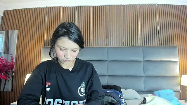 Snapshot of Sophie_Calloway chatting on 09/22/25, 03:03 Sophie Calloway online show from 09/22/25, 03:03