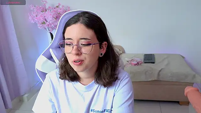 Mia wee online show from 05/08/26, 04:01