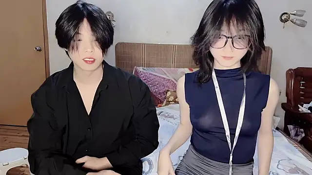 Snapshot of Crush-1 chatting on 10/18/25, 04:41 Crush-1 online show from 10/18/25, 04:41