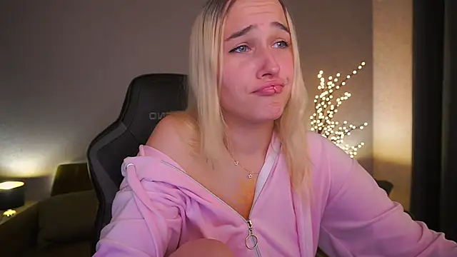 LilElfie online show from 10/17/25, 01:14