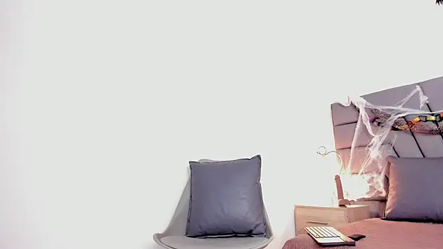 Snapshot of Maia_520 chatting on 10/14/25, 06:20 Maia 520 online show from 10/14/25, 06:20