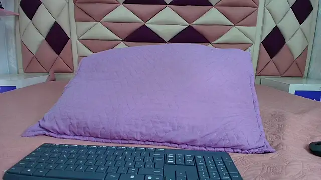 Snapshot of valecastro_ chatting on 10/06/25, 07:22 valecastro  online show from 10/06/25, 07:22