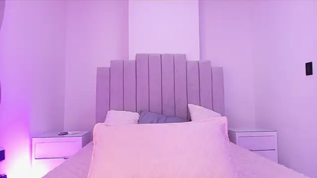 valecastro  online show from 11/25/25, 07:14