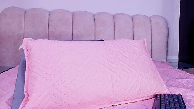 valecastro  online show from 12/01/25, 07:19