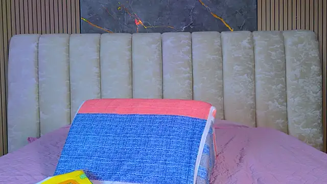 valecastro  online show from 12/17/25, 07:20