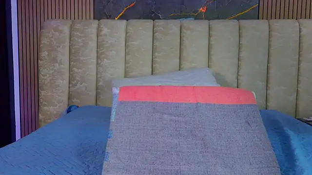 valecastro  online show from 12/18/25, 07:20