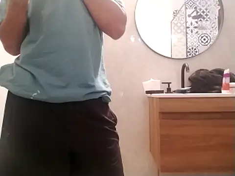 Snapshot of nazz01 chatting on 12/16/25, 03:00 nazz01 online show from 12/16/25, 03:00