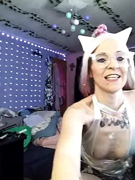 Purple2StayThnxx online show from 06/08/26, 10:10