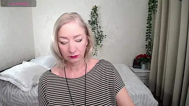 hunters woman online show from 11/29/25, 10:35