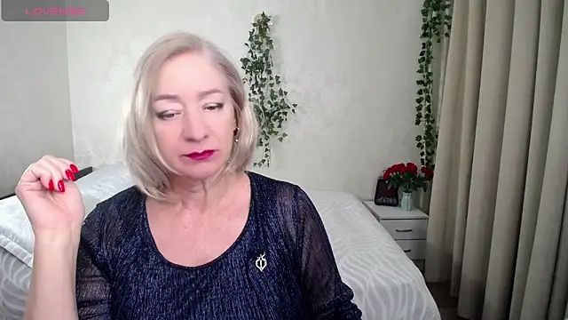 hunters woman online show from 11/30/25, 11:20