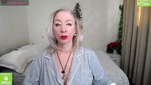 Snapshot of hunters_woman chatting on 03/23/26, 05:44 hunters woman online show from 03/23/26, 05:44