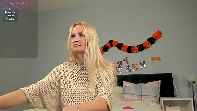 KiraSun online show from 10/30/25, 12:06