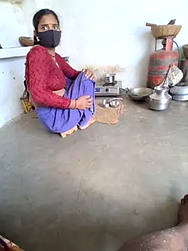 Snapshot of RAYI_Queen_3 chatting on 12/23/25, 04:32 RAYI Queen 3 online show from 12/23/25, 04:32