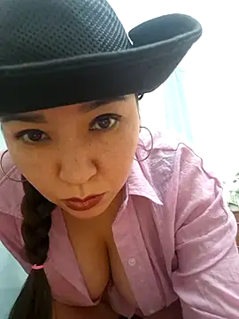 Snapshot of HellaWerlous chatting on 12/14/25, 05:35 HellaWerlous online show from 12/14/25, 05:35