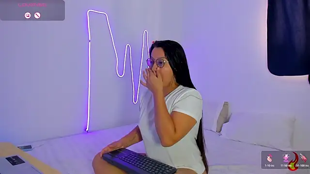 Dilan and Mia online show from 06/19/26, 02:21