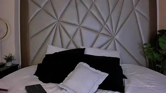 Snapshot of MeganHoffmaan chatting on 11/19/25, 03:28 MeganHoffmaan online show from 11/19/25, 03:28