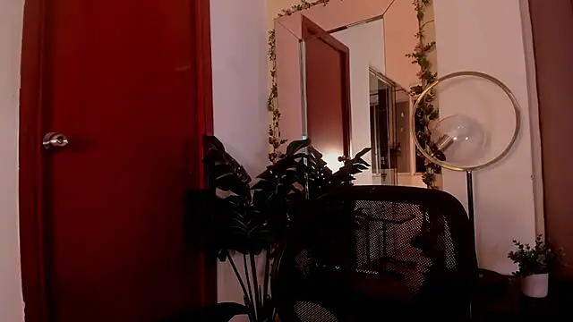 Snapshot of MeganHoffmaan chatting on 11/23/25, 04:12 MeganHoffmaan online show from 11/23/25, 04:12