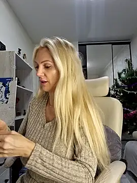 Snapshot of Monna chatting on 12/19/25, 04:03 Monna online show from 12/19/25, 04:03