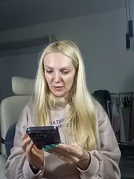 Snapshot of Monna chatting on 02/05/26, 04:00 Monna online show from 02/05/26, 04:00