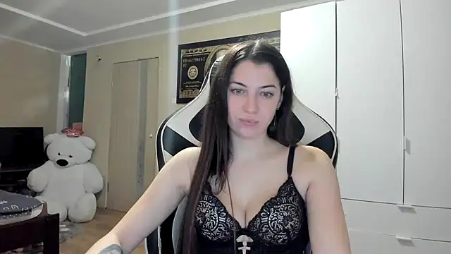 EmiLovsi online show from 11/16/25, 09:31