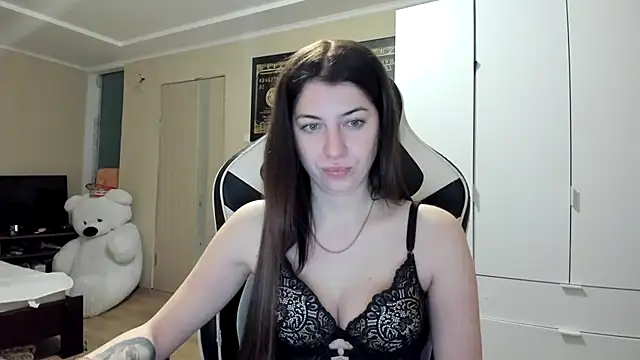 EmiLovsi online show from 12/14/25, 04:12