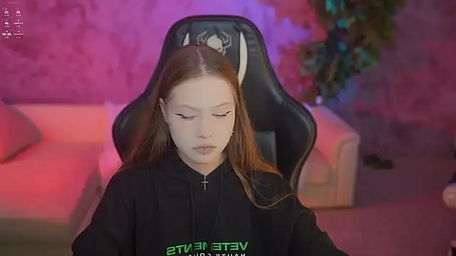 Snapshot of Esmie_Smile chatting on 09/13/25, 02:28 Esmie Smile online show from 09/13/25, 02:28