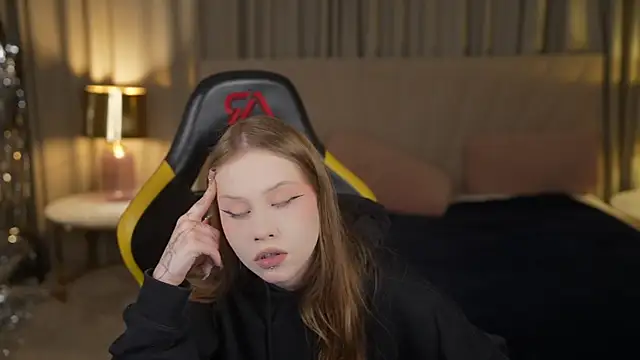 Snapshot of Esmie_Smile chatting on 09/19/25, 10:32 Esmie Smile online show from 09/19/25, 10:32