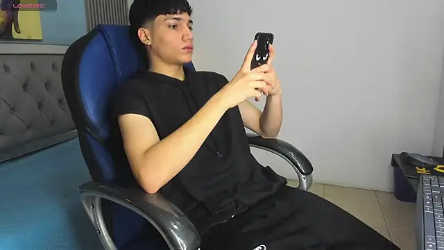 SamBlack  online show from 06/15/26, 04:09