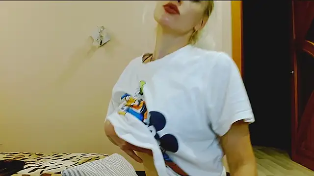 Snapshot of SatinQueen90 chatting on 09/17/25, 05:14 SatinQueen90 online show from 09/17/25, 05:14