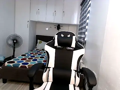 Snapshot of eattmebabyy chatting on 11/28/25, 02:47 eattmebabyy online show from 11/28/25, 02:47