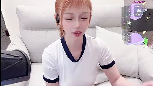 Snapshot of Yucheng__520 chatting on 10/18/25, 12:39 Yucheng 520 online show from 10/18/25, 12:39