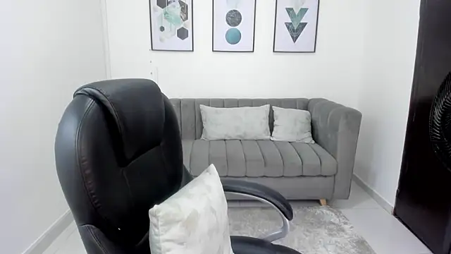 Snapshot of violettasweet__ chatting on 09/19/25, 04:29 violettasweet   online show from 09/19/25, 04:29