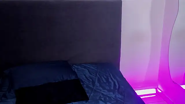 Snapshot of saramikaelson chatting on 12/19/25, 08:16 saramikaelson online show from 12/19/25, 08:16