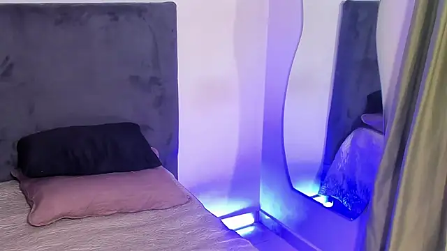 Snapshot of saramikaelson chatting on 01/13/26, 03:34 saramikaelson online show from 01/13/26, 03:34