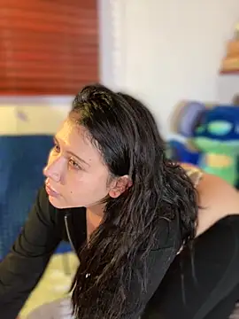 snow doll online show from 10/28/25, 11:07