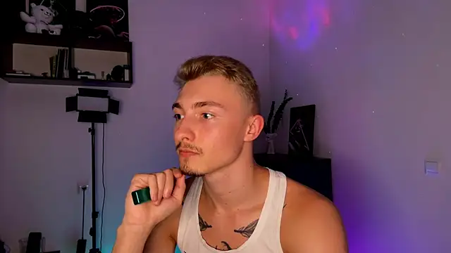 Snapshot of Artur__Skott chatting on 10/13/25, 08:53 Artur Skott online show from 10/13/25, 08:53