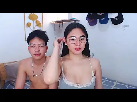 Snapshot of HornyCoupleCum chatting on 12/15/25, 01:26 HornyCoupleCum online show from 12/15/25, 01:26