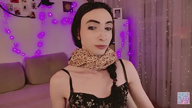 Snapshot of Queen_of_tease chatting on 05/10/26, 02:28 Queen of tease online show from 05/10/26, 02:28