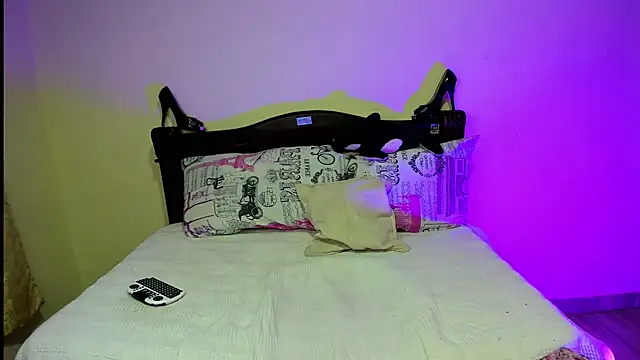 Snapshot of _viollette_ chatting on 09/15/25, 12:32 viollette online show from 09/15/25, 12:32