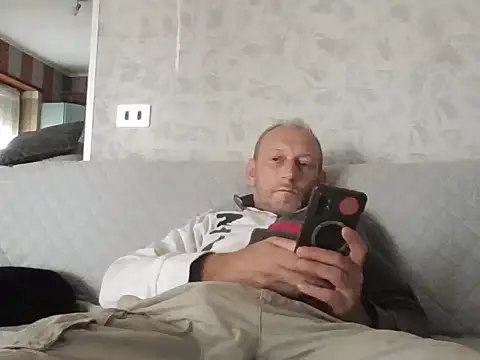 Snapshot of cazzoweb chatting on 09/22/25, 02:30 cazzoweb online show from 09/22/25, 02:30