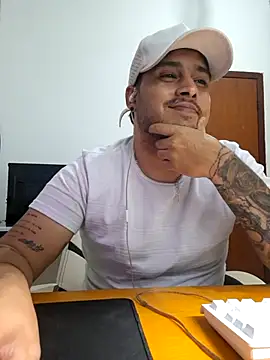 Snapshot of Mineirinhoot chatting on 01/18/26, 04:16 Mineirinhoot online show from 01/18/26, 04:16