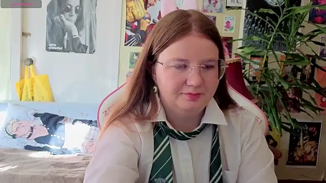 Snapshot of Sienna-Cow chatting on 10/01/25, 11:49 Sienna-Cow online show from 10/01/25, 11:49