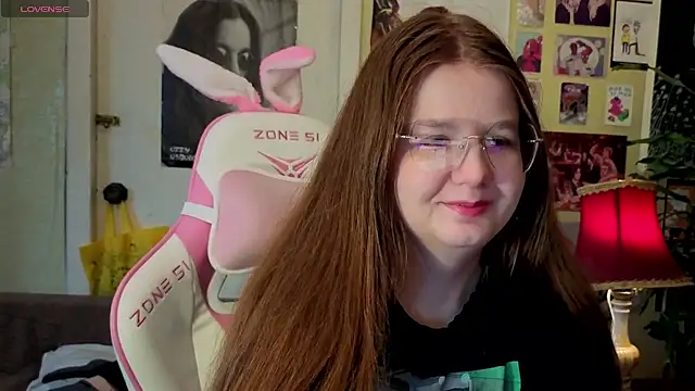 Snapshot of Sienna-Cow chatting on 10/16/25, 01:01 Sienna-Cow online show from 10/16/25, 01:01