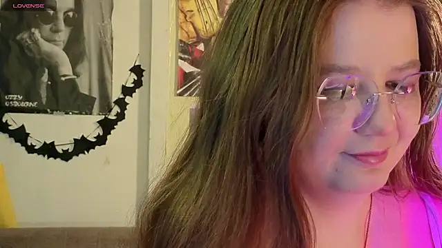 Snapshot of Sienna-Cow chatting on 11/05/25, 12:38 Sienna-Cow online show from 11/05/25, 12:38